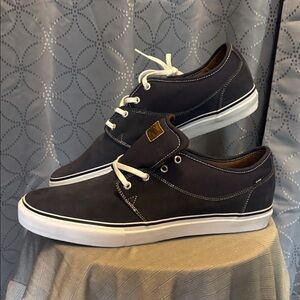 AppleYard Globle Men’s Bluish Gray Low-Top Sneakers with White Laces NWOT